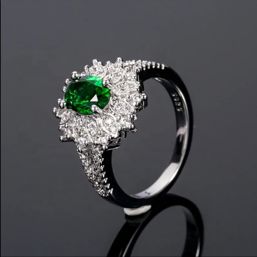 New Luxury 925 Silver Flower Emerald Diamond Ring - Picture 5 of 5